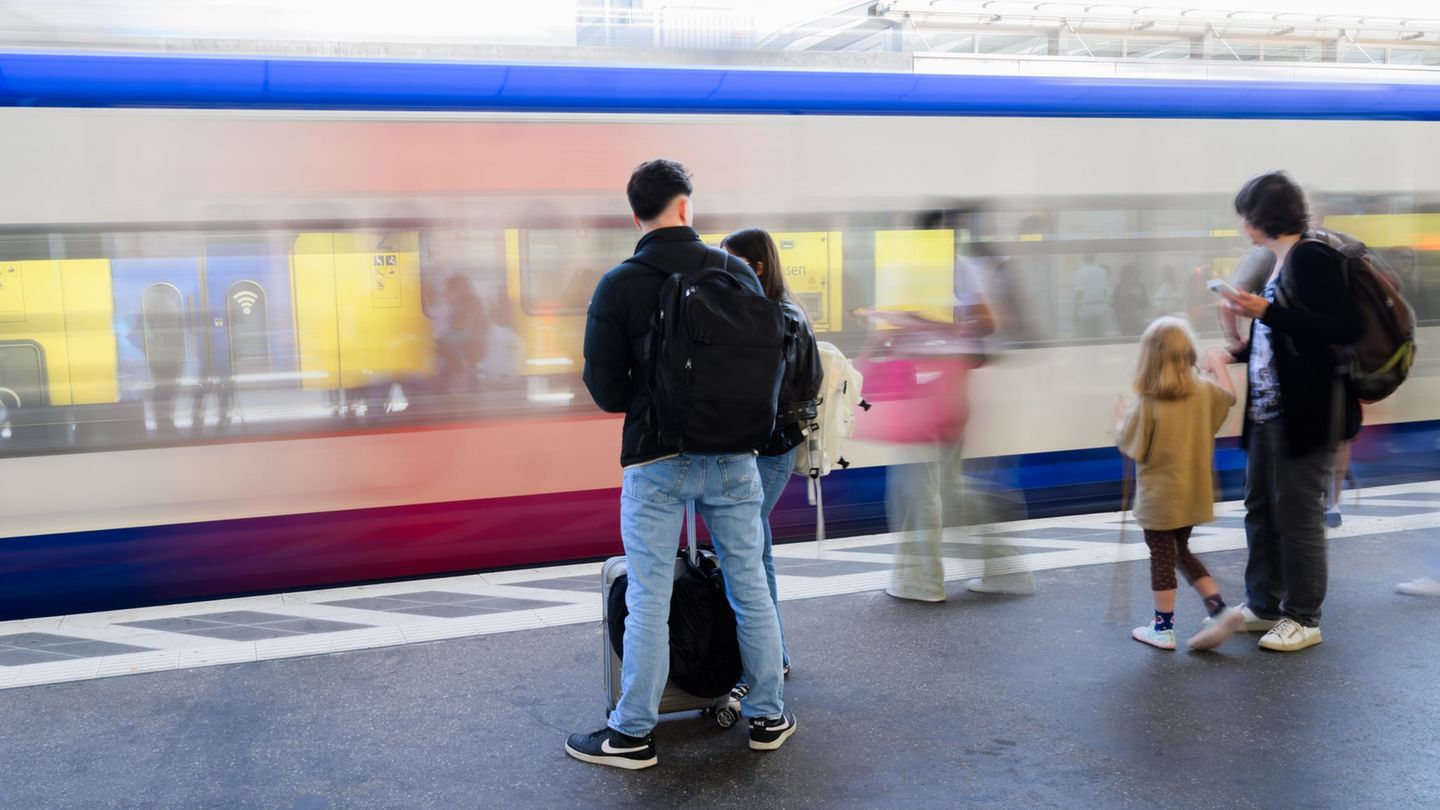 Immer mehr Menschen fahren in Niedersachsen mit Regionalzügen. (Archivbild) Foto: Julian Stratenschulte/dpa