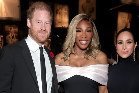 Prinz William und Herzogin Meghan nahmen Serena Williams in ihre Mitte.