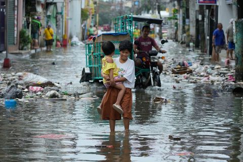 Viele Straßen waren völlig überflutet. Foto: Aaron Favila/AP/dpa