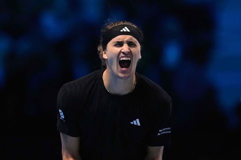 Alexander Zverev schreit seine Freude über den Auftaktsieg bei den ATP Finals heraus. Foto: Antonio Calanni/AP/dpa