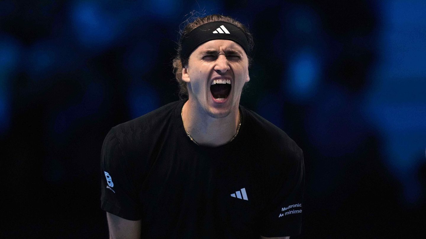 Alexander Zverev schreit seine Freude über den Auftaktsieg bei den ATP Finals heraus. Foto: Antonio Calanni/AP/dpa