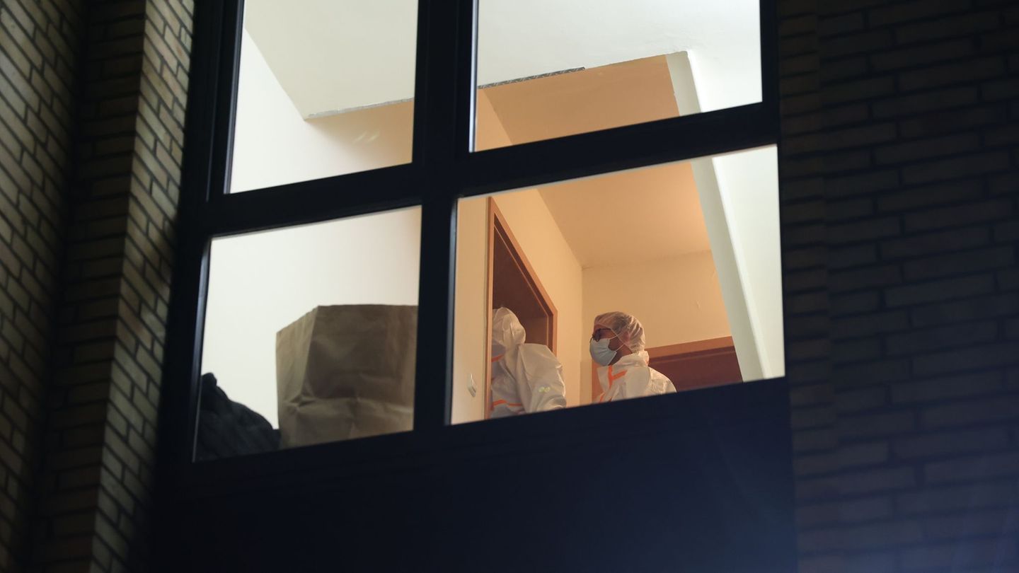 Die Rettungskräfte versuchten den 36-Jährigen zu reanimieren, er sei aber noch in der Wohnung gestorben. Foto: Georg Wendt/dpa