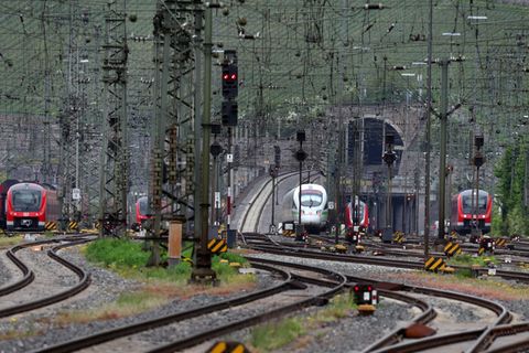 Der Schienenpersonennahverkehr in Bayern boomt wie nie: Fast zwölf Milliarden Kilometer legten die Fahrgäste im vergangenen Jahr