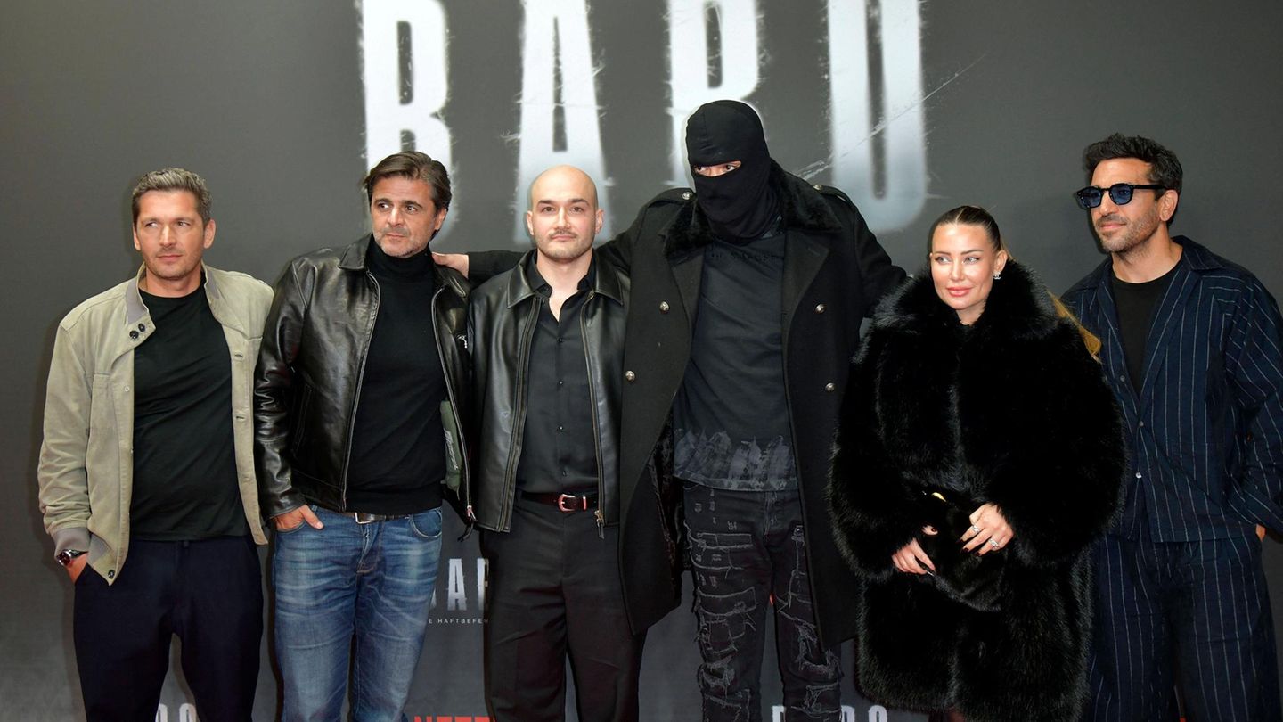 Gruppe von Menschen steht um Rapper Haftbefehl