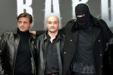 Gruppe von Menschen steht um Rapper Haftbefehl