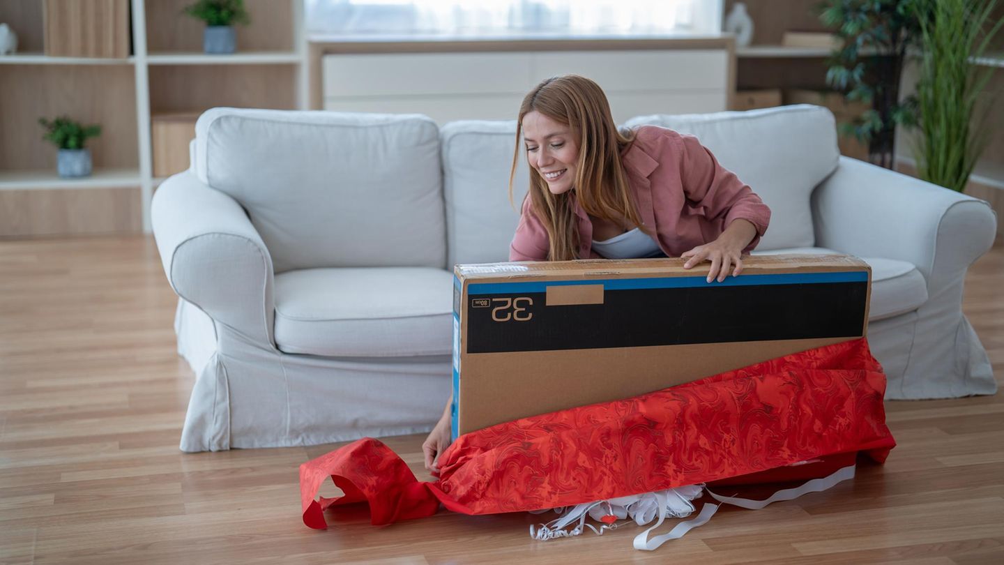 Black Friday Fernseher: Eine Frau packt ihren neuen TV aus