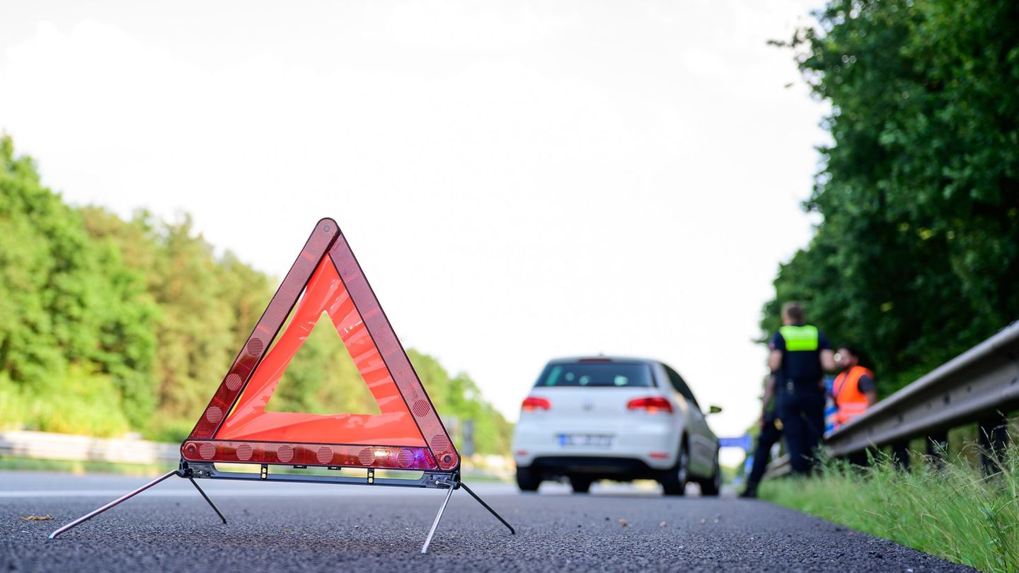Verkehrssicherheit: Wie verhält man sich bei einer Panne auf der Landstraße?