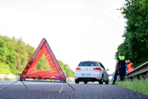 Auf Landstraßen sollte das Warndreieck mindestens 100 Meter vor dem Pannenfahrzeug aufgestellt werden. (Symbolbild) Foto: Philip