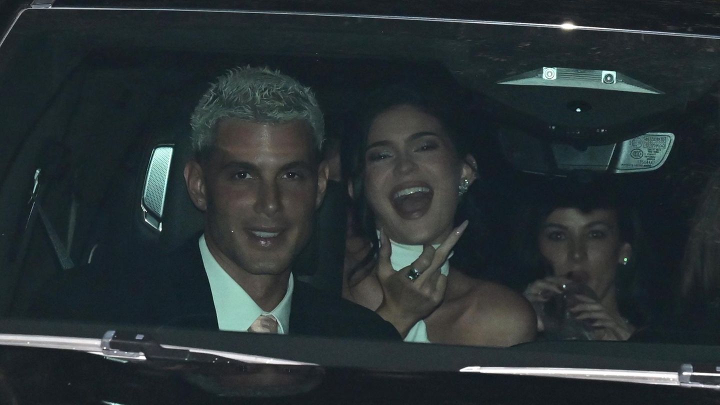 Kris Jenners Geburtstag: Kylie Jenner auf dem Weg zur Party im Auto