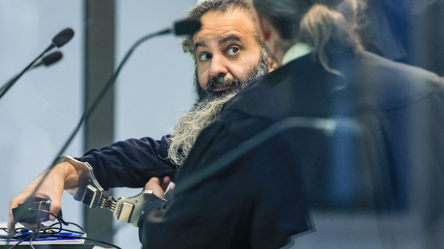 Der Angeklagte Taleb al-Abdulmohsen sitzt zu Prozessbeginn in einem kugelsicheren Glaskasten im Gerichtssaal im temporären Geric