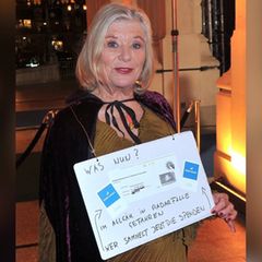 Beim Sportpresseball in Frankfurt machte Jutta Speidel auf ihre Misere mit einem Schild aufmerksam: "Wer sammelt jetzt die Spe