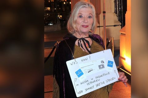 Beim Sportpresseball in Frankfurt machte Jutta Speidel auf ihre Misere mit einem Schild aufmerksam: "Wer sammelt jetzt die Spe
