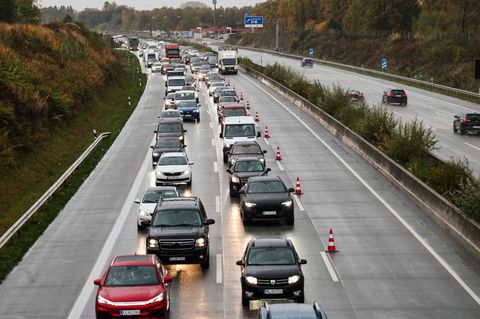 Bauarbeiten auf der A7 nördlich von Hamburg verursachen Stau in Richtung Flensburg. (Archivbild) Foto: Frank Molter/dpa