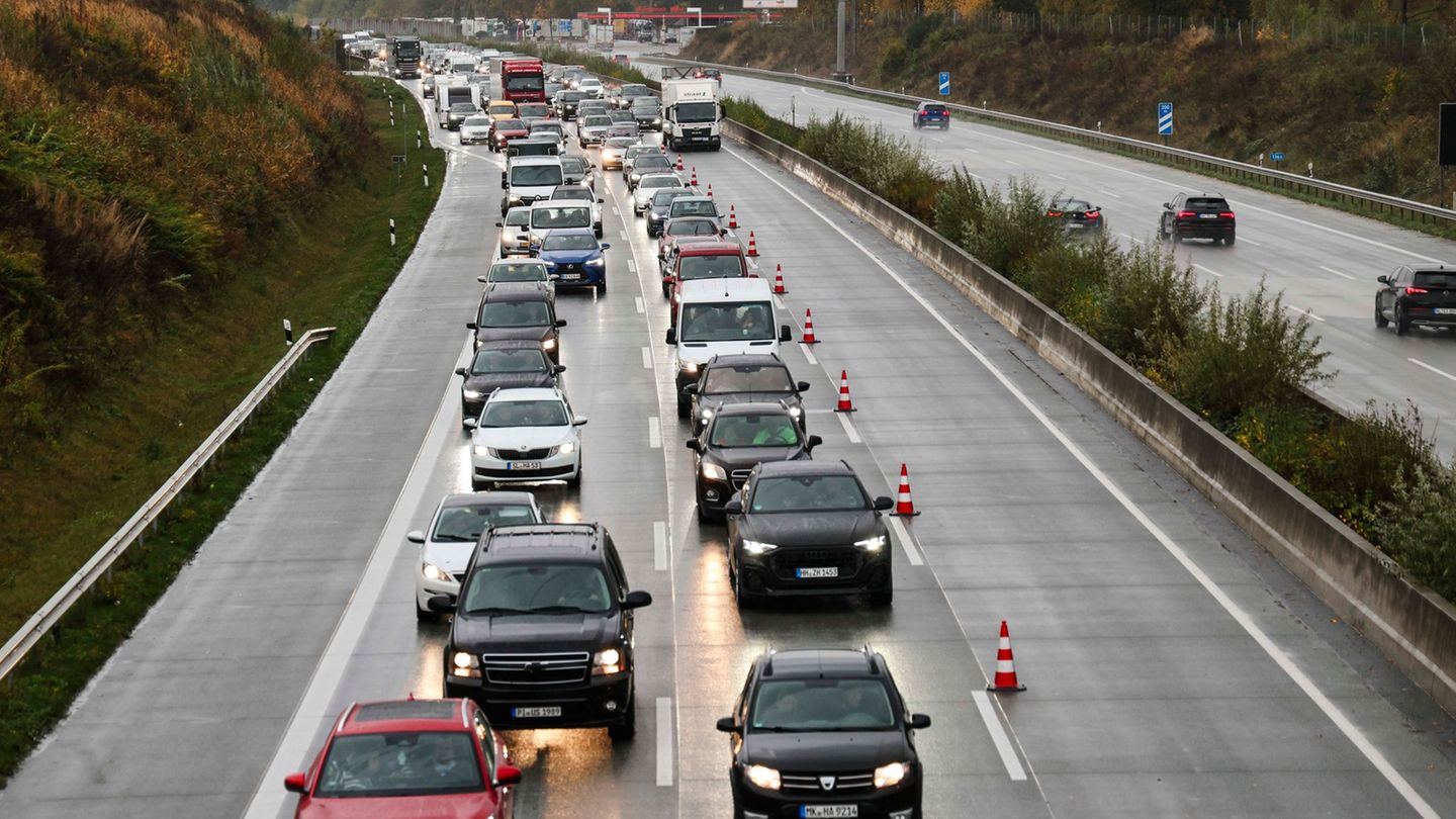 Bauarbeiten auf der A7 nördlich von Hamburg verursachen Stau in Richtung Flensburg. (Archivbild) Foto: Frank Molter/dpa