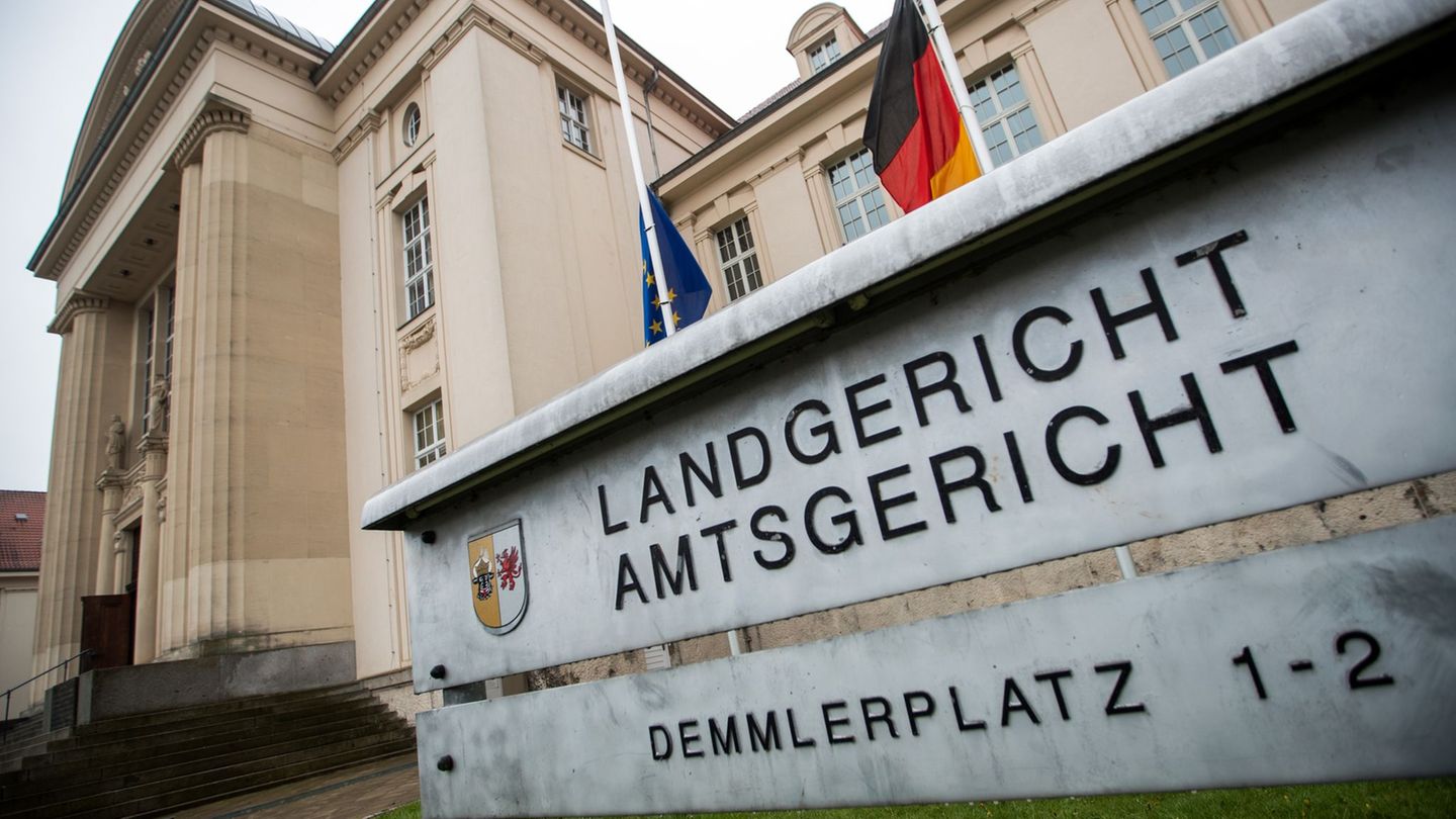 Der aufsehenerregende Unfall in Schwerin-Lankow wird vor dem Amtsgericht verhandelt. Foto: Jens Büttner/dpa-Zentralbild/dpa