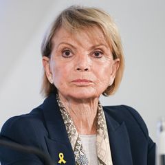 Uschi Glas bei einer Pressekonferenz
