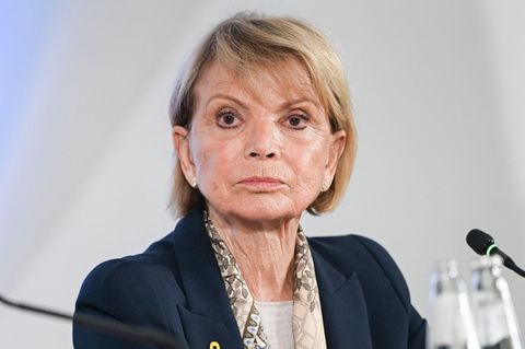 Uschi Glas bei einer Pressekonferenz