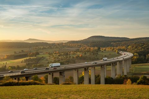 Eine Autobahnbrücke im Sonnenuntergang