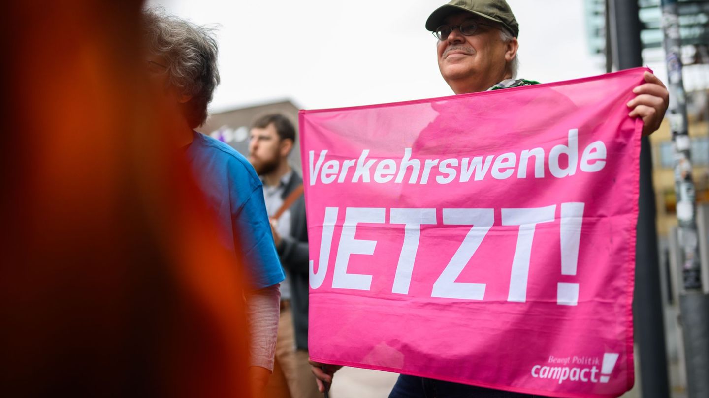 Demonstration für Bahn-Neubaustrecke Hamburg-Hannover. (Archivbild) Foto: Julian Stratenschulte/dpa