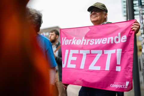 Demonstration für Bahn-Neubaustrecke Hamburg-Hannover. (Archivbild) Foto: Julian Stratenschulte/dpa