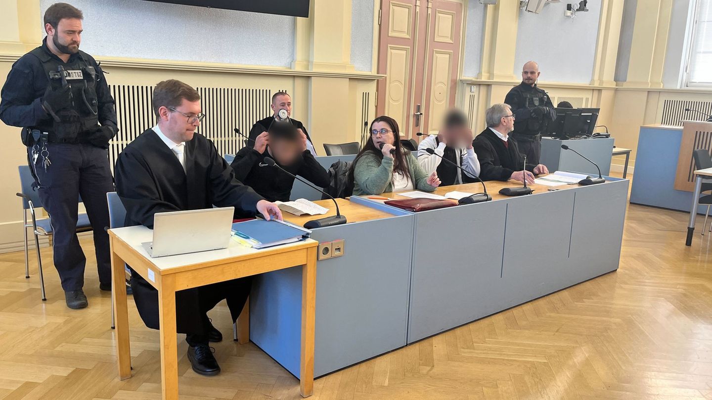 Die Brüder (verpixelt) bestreiten die Vorwürfe. Foto: Tatjana Bojic/dpa