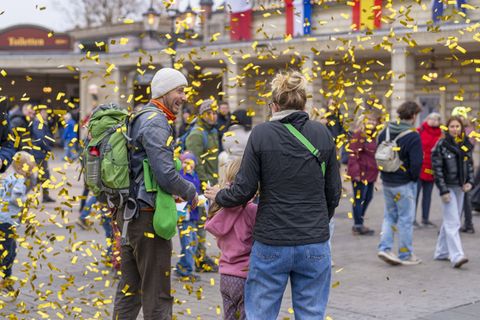 Familie Walser wird am Haupteingang mit Konfetti überrascht. Foto: Europa-Park/dpa
