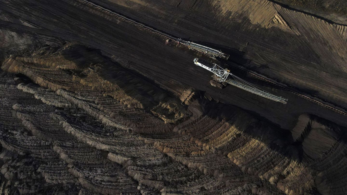 Von ehemals elf Braunkohletagebauen in Sachsen-Anhalt konnten nur zwei weiterbetrieben werden. (Archivbild) Foto: Simon Kremer/d