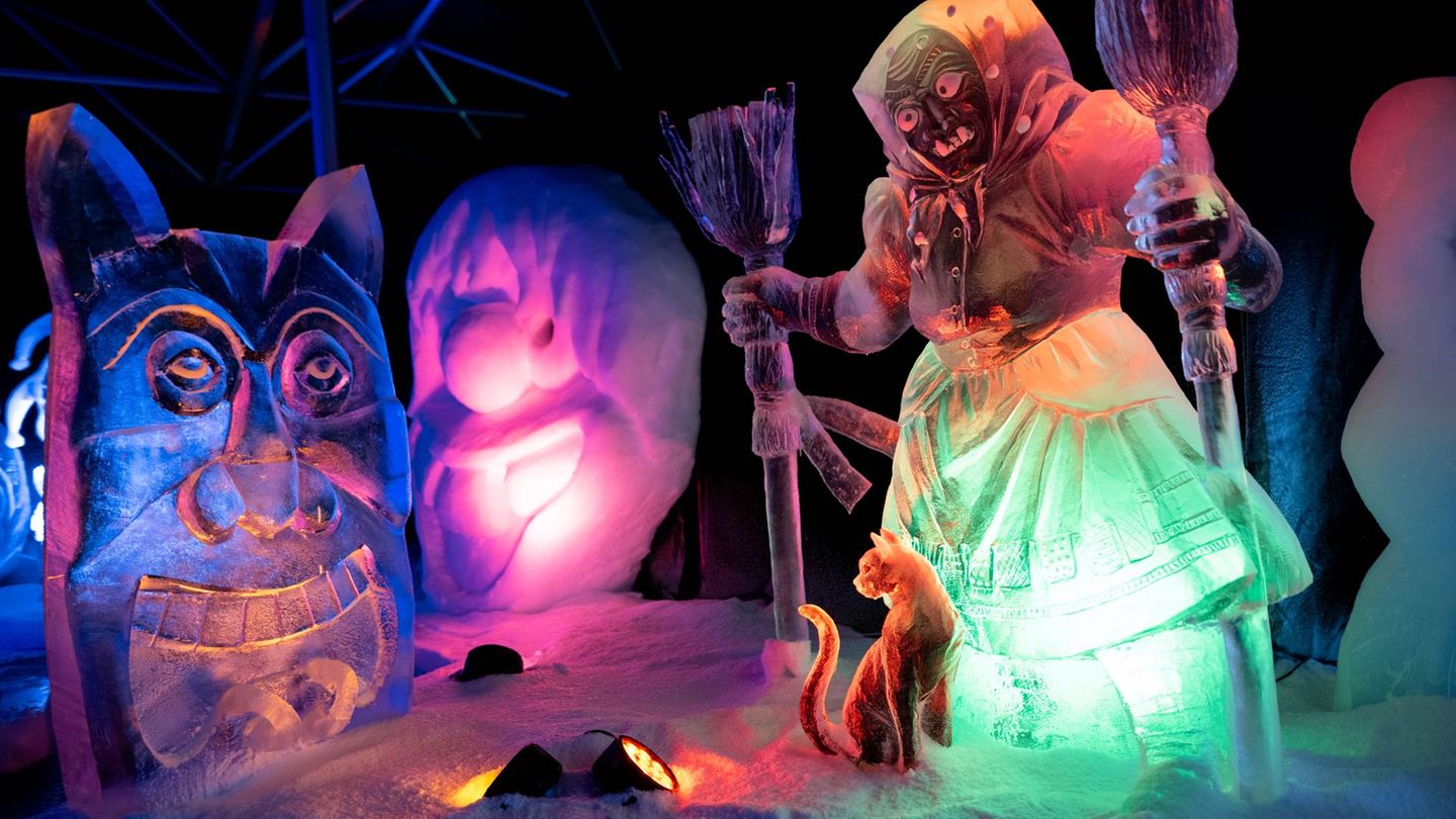 Hexen und Masken aus der schwäbisch-alemannischen Fastnacht sind in der Eisskulpturen-Ausstellung zu sehen. Foto: Fabian Strauch