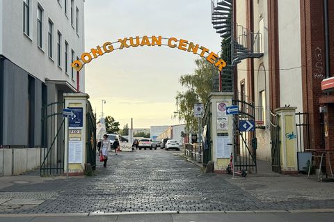Das Dong Xuan Center besteht aus mehreren großen Hallen mit insgesamt rund 350 Geschäften, die vor allem von Vietnamesen betrieb