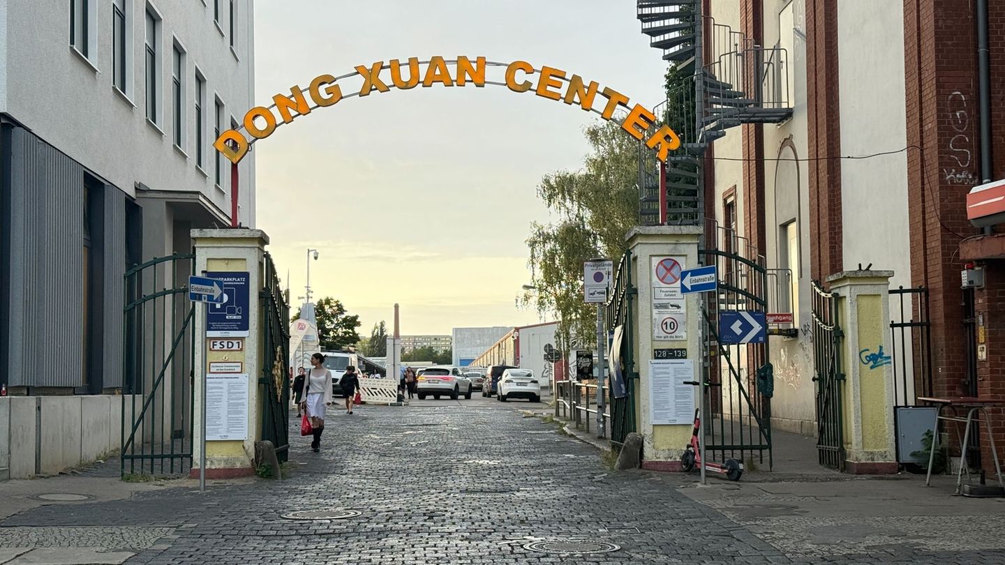 Das Dong Xuan Center besteht aus mehreren großen Hallen mit insgesamt rund 350 Geschäften, die vor allem von Vietnamesen betrieb