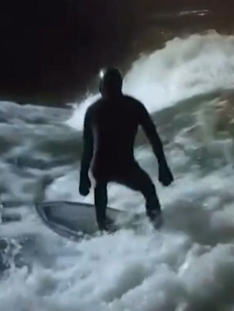 Surfer bauen Eisbach-Welle wieder auf – Video zeigt verbotene Aktion