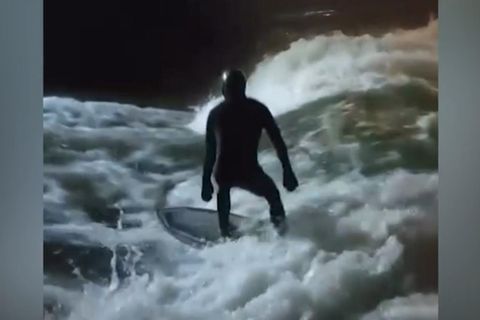 Surfer bauen Eisbach-Welle wieder auf – Video zeigt verbotene Aktion