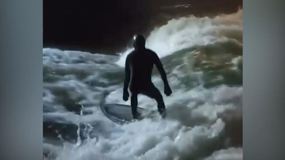 Surfer bauen Eisbach-Welle wieder auf – Video zeigt verbotene Aktion