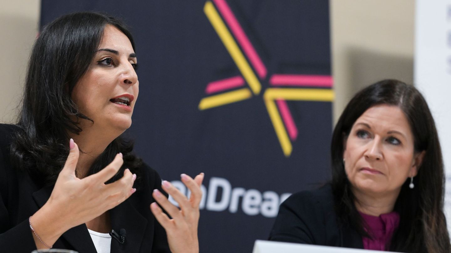 Bildungssenatorin Katharina Günther-Wünsch (CDU/rechts) startete ein Projekt zur Wertevermittlung an Schulen. Foto: Jens Kalaene