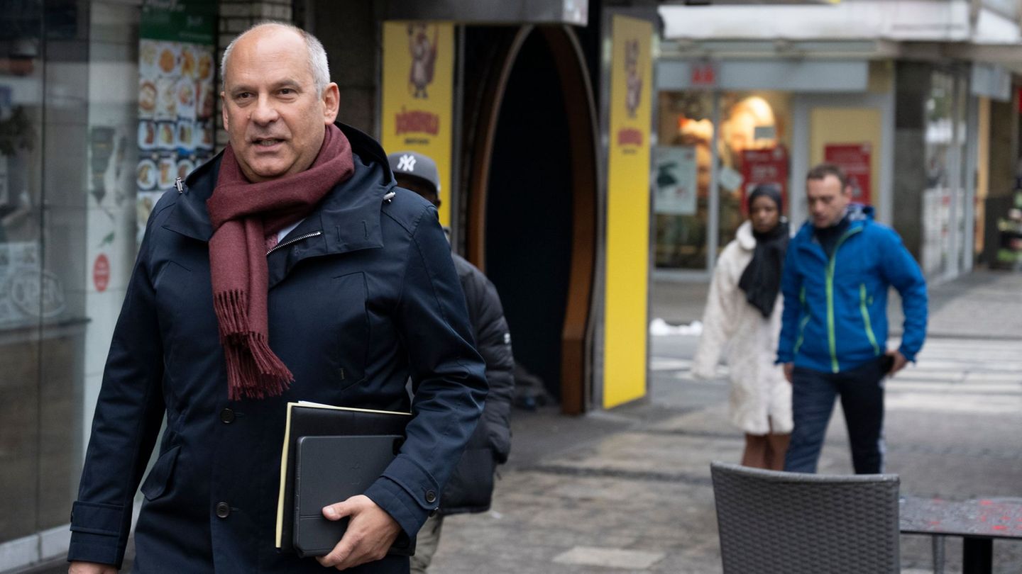 Mehr als eine Stunde sprach der Minister mit Beamten des 1. Reviers. Foto: Boris Roessler/dpa