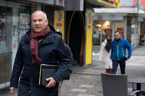 Mehr als eine Stunde sprach der Minister mit Beamten des 1. Reviers. Foto: Boris Roessler/dpa