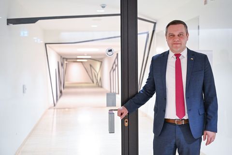 Die AfD will rein in den Tunnel - und zieht deshalb vor Gericht. Foto: Bernd Weißbrod/dpa