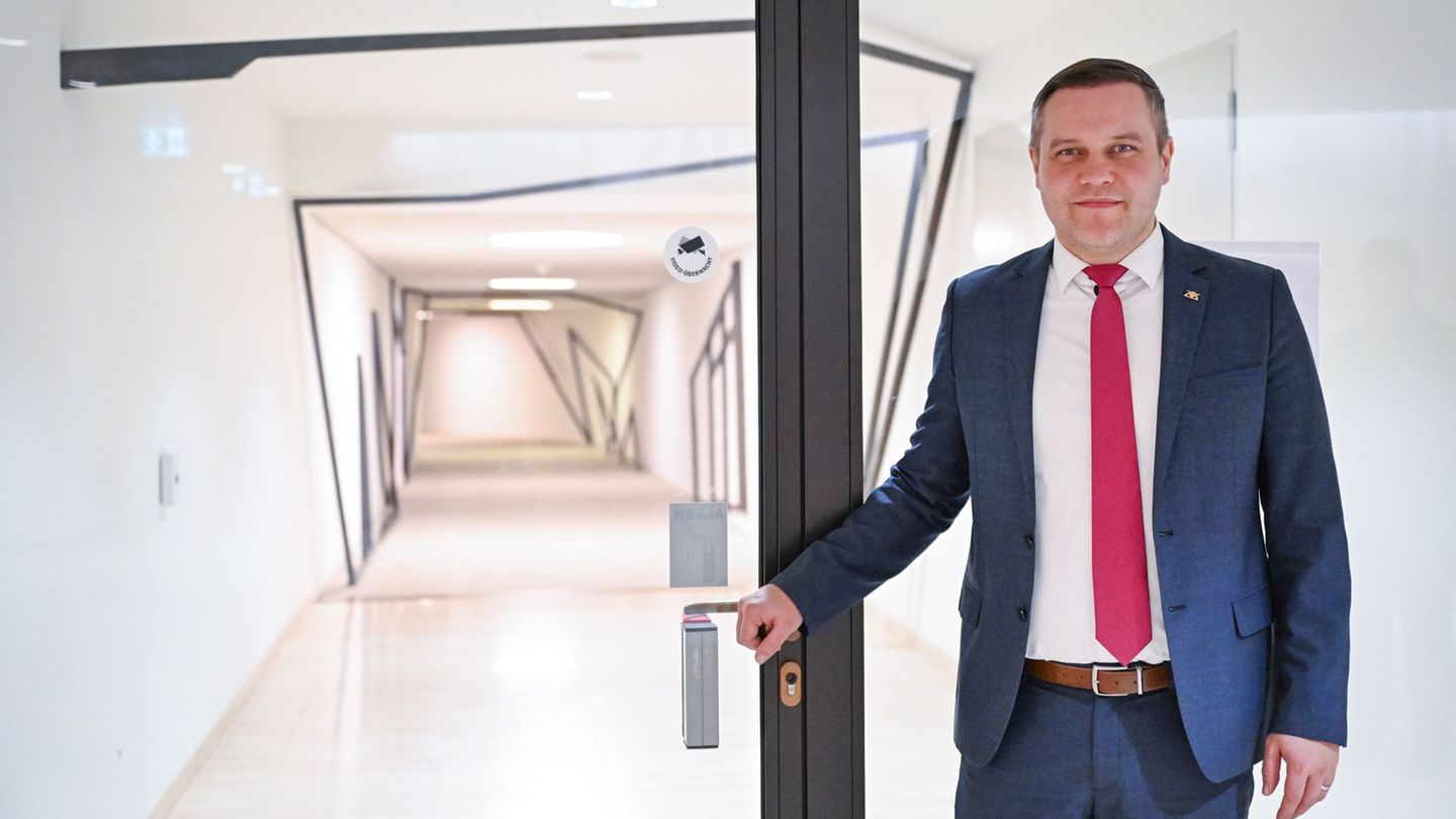 Die AfD will rein in den Tunnel - und zieht deshalb vor Gericht. Foto: Bernd Weißbrod/dpa