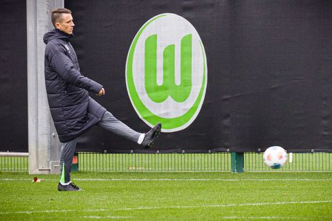Soll dem VfL Wolfsburg einen neuen Impuls geben: Interimstrainer Daniel Bauer. Foto: Moritz Frankenberg/dpa