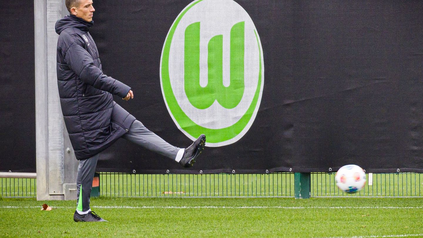 Soll dem VfL Wolfsburg einen neuen Impuls geben: Interimstrainer Daniel Bauer. Foto: Moritz Frankenberg/dpa