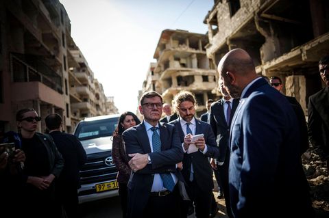 Außenminister Johann Wadephul in einer zerstörten Stadt in Syrien