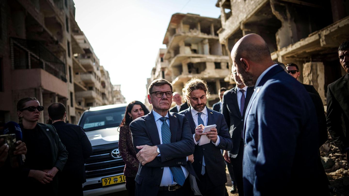 Außenminister Johann Wadephul in einer zerstörten Stadt in Syrien