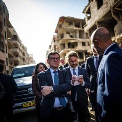 Außenminister Johann Wadephul in einer zerstörten Stadt in Syrien
