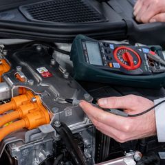 Ein angehender Kfz-Mechatroniker bei der Arbeit: In Mecklenburg-Vorpommern sind noch viele Ausbildungsstellen unbesetzt. (Symbol