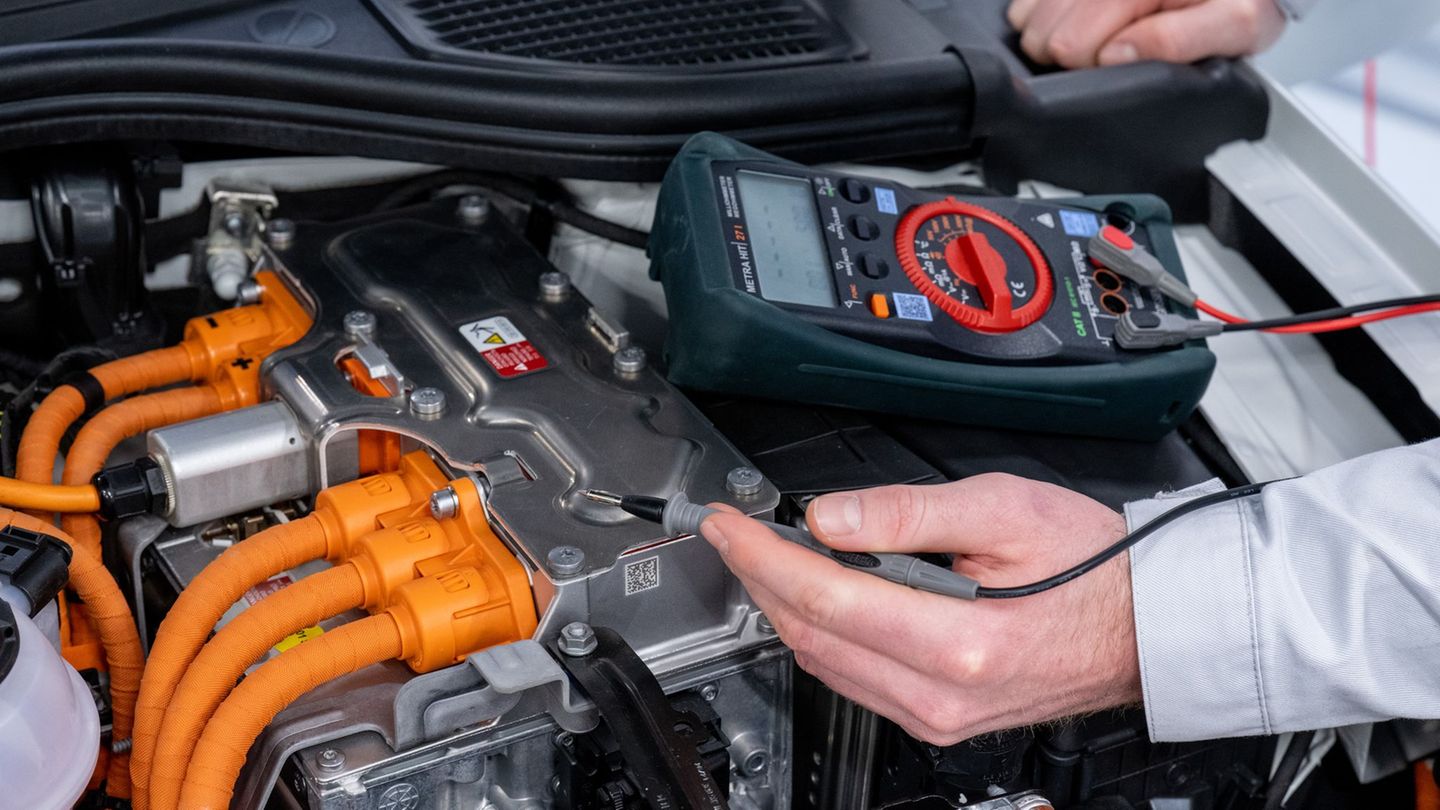 Ein angehender Kfz-Mechatroniker bei der Arbeit: In Mecklenburg-Vorpommern sind noch viele Ausbildungsstellen unbesetzt. (Symbol