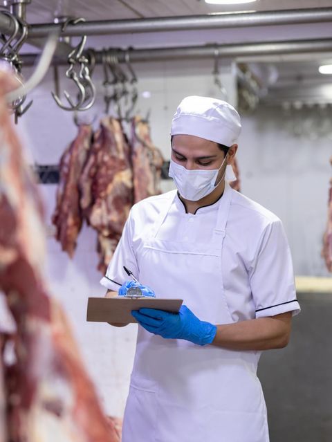 Ein Lebensmittelkontrolleur in einer Schlachterei