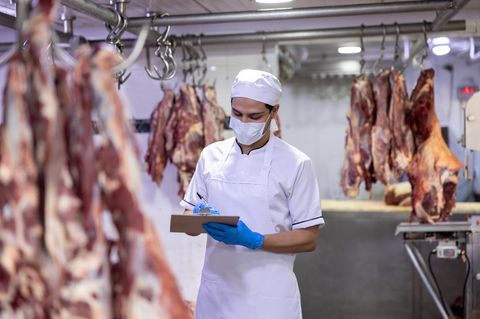 Ein Lebensmittelkontrolleur in einer Schlachterei