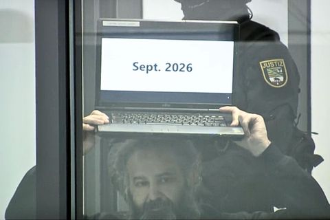 Taleb A. zeigt im Gericht rätselhafte Botschaften