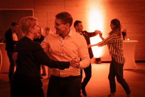 Discofox ohne Parteigrenzen: Die Ministerpräsidenten Schwesig und Günther Foto: Patrick Kraft/Staatskanzlei SH/dpa