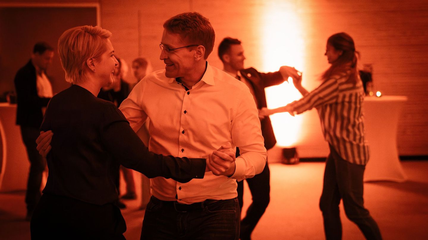 Discofox ohne Parteigrenzen: Die Ministerpräsidenten Schwesig und Günther Foto: Patrick Kraft/Staatskanzlei SH/dpa